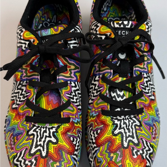 Skechers Jen Stark’s signature psychedelic rainbow “drip” design - Picture 3 of 10